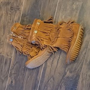 Girls MINNETONKA suede fringe moccasin boots! So cute!!
